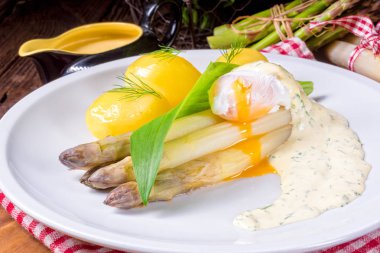 yumurta ve taze yabani sarımsak ile kuşkonmaz 