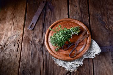 aromatik kekik (Thymus vulgaris) ahşap tahta üzerinde