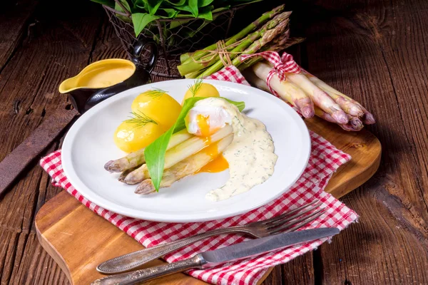 Asperges Avec Oeuf Ail Sauvage Frais — Photo