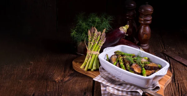 Köstlicher Auberginen Auflauf Mit Grünem Spargel — Stockfoto