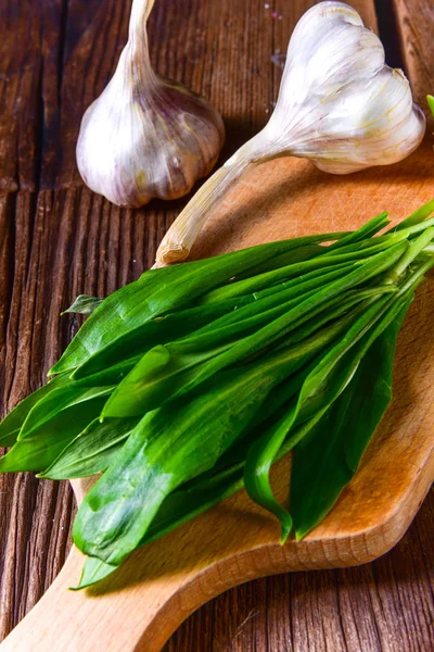 Vers Smakelijk Wilde Knoflook Een Houten Bord — Stockfoto