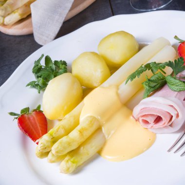 kuşkonmaz haşlama jambon ve hollandaise sosu ile