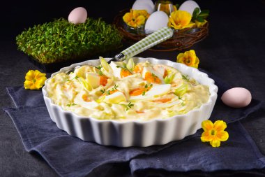 Pırasa ve garden cress bahar yumurta salatası
