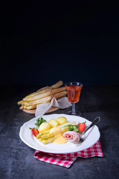 Spargel Mit Gekochtem Schinken Und Sauce Hollandaise — Stockfoto