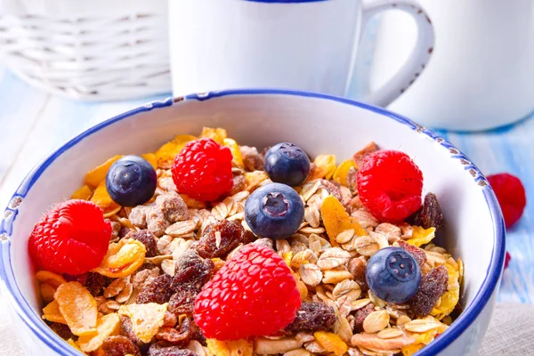 ムエリとフレッシュベリーの健康的な朝食 — ストック写真