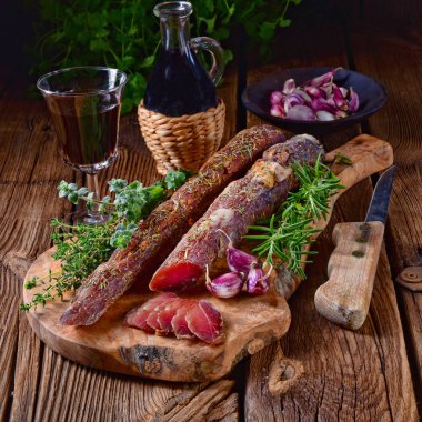 otlar de provence ile lezzetli kurutulmuş sığır filetosu
