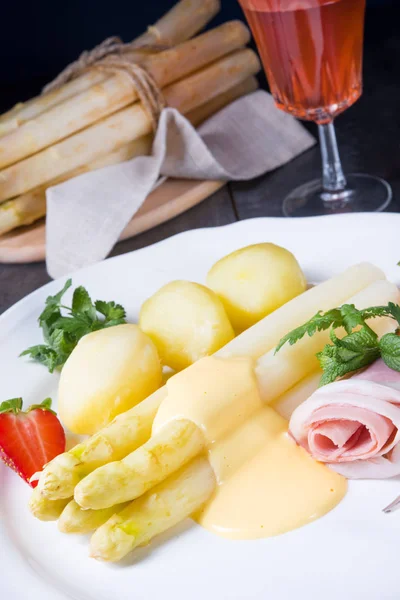 Spargel Mit Gekochtem Schinken Und Sauce Hollandaise — Stockfoto