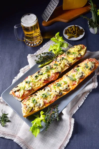Kall Och Välsmakande Vegetariska Baguette Med Ost Och Grönsaker — Stockfoto