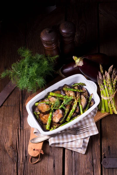 Deliciosa Caçarola Berinjela Com Espargos Verdes — Fotografia de Stock