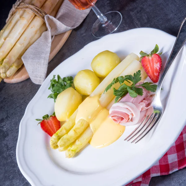 Asparagi Con Prosciutto Cotto Salsa Olandese — Foto Stock