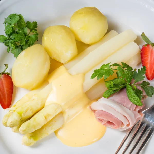 Asperges Met Gekookte Ham Hollandaise Saus — Stockfoto