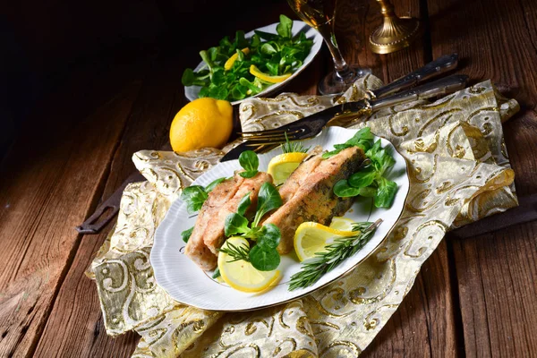 Gebratenes Karpfenfilet Auf Winterlichem Salat — Stockfoto