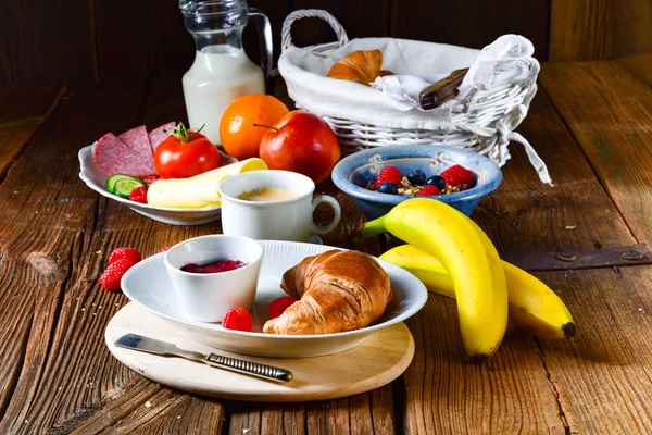 God Frokost Med Croissant Frukt Kaffe Grøt – stockfoto