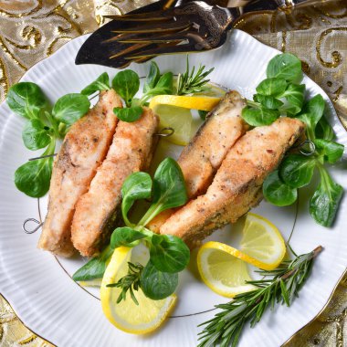 Fried sazan balığı fileto üzerinde şube salata 