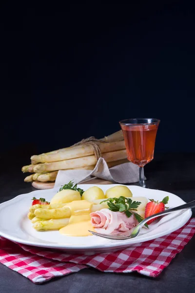 Asperges Met Gekookte Ham Hollandaise Saus — Stockfoto