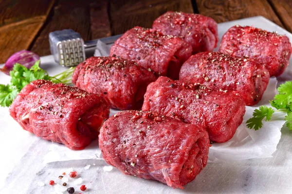 木の板に新鮮な生の牛肉の Roulades — ストック写真