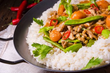 sebze ve et şeritler ile Wok tava