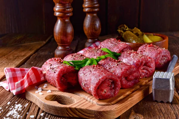 Rulades Frescos Carne Cruda Sobre Tabla Madera —  Fotos de Stock