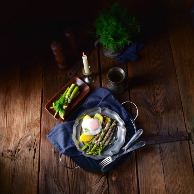 yumurta ile ızgara yeşil kuşkonmaz