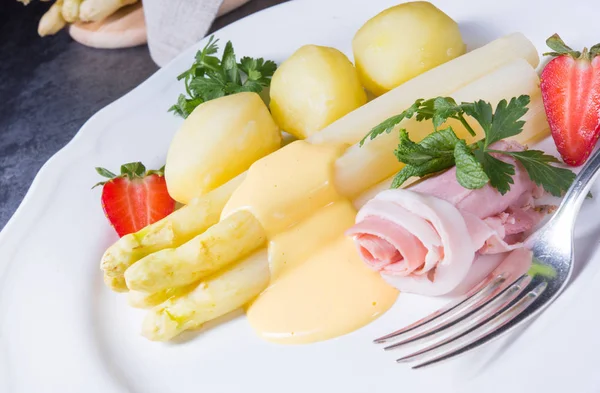 Asperges Met Gekookte Ham Hollandaise Saus — Stockfoto