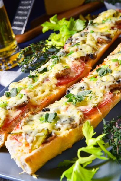 Cerveza Fría Sabrosa Baguette Vegetariana Con Queso Verduras —  Fotos de Stock