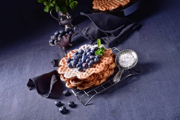 Knusprige Und Leckere Waffeln Leckeres Dessert Mit Blaubeeren — Stockfoto