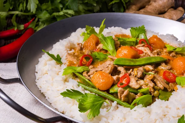 Wajan Panci Dengan Daging Dan Sayuran — Stok Foto