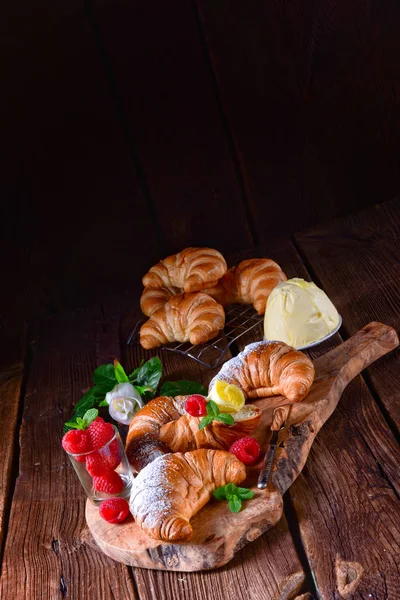 Francouzské Máslo Croissanty Bobule Dřevěné Desce — Stock fotografie