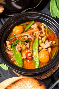 şeker bezelye ve diğer sebzeler ile domuz eti şeritler