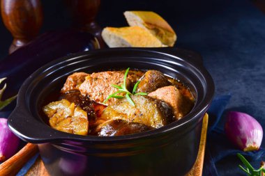 Patlıcan Güveci - (Melitzanes Me Kreas Sti Katsarola)