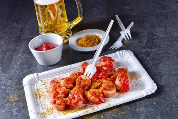 Bockwurst Curry Con Cerveza Plato Blanco —  Fotos de Stock