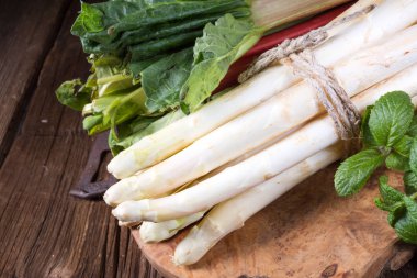 ahşap tahta üzerinde lezzetli beyaz kuşkonmaz