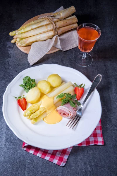 Spargel Mit Gekochtem Schinken Und Sauce Hollandaise — Stockfoto