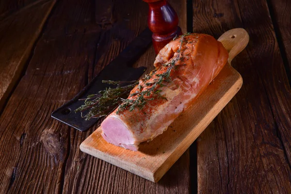 Filetto Maiale Affumicato Con Erbe Tavola Legno — Foto Stock