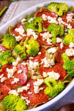 chorizo ve güveç brokoli ile lezzetli makarna