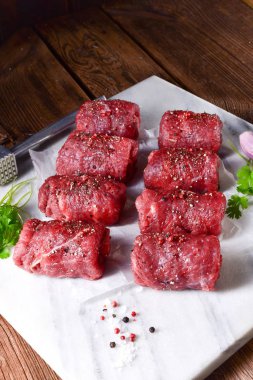 taze çiğ et roulades yemek için hazır
