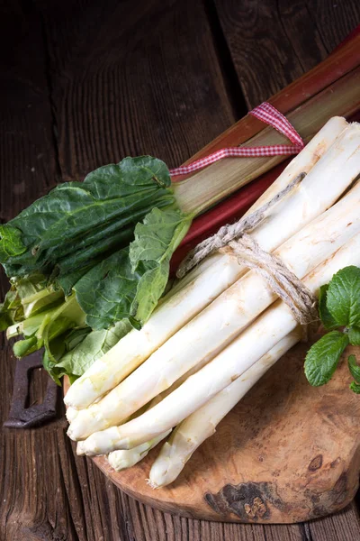 Deliciosos Espárragos Blancos Sobre Tabla Madera —  Fotos de Stock