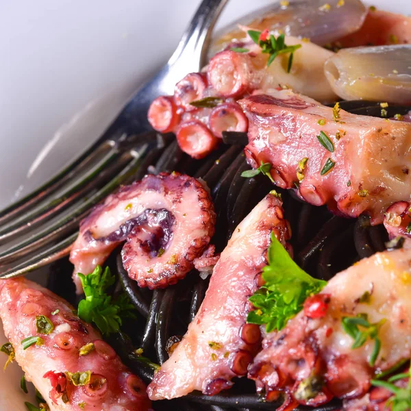 Krake Mit Schwarzen Spaghetti Und Knoblauchsoße — Stockfoto