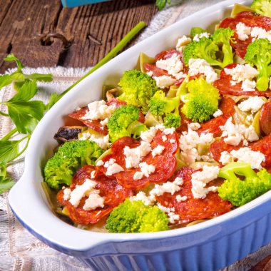 chorizo ve güveç brokoli ile lezzetli makarna