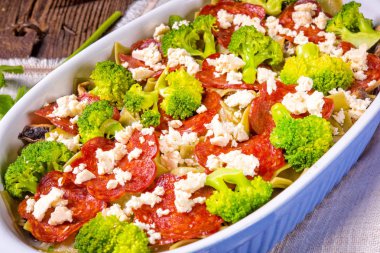 chorizo ve güveç brokoli ile lezzetli makarna