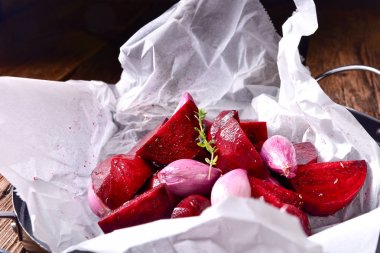 Fırında pişmiş kırmızı pancar, sağlıklı gıda 