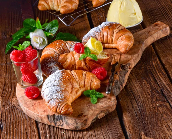 フランスのバター クロワッサンと木の板の果実 — ストック写真