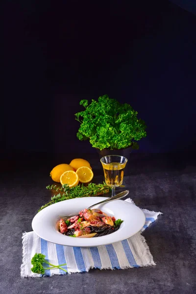 Polpo Con Spaghetti Neri Salsa All Aglio — Foto Stock