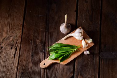 taze ve lezzetli yabani sarımsak ahşap tahta üzerinde 