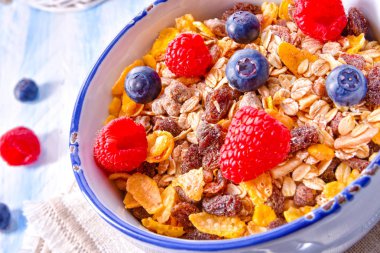 Sağlıklı müsli kahvaltı taze çilek ile 