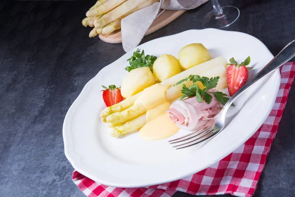 Asperges Met Gekookte Ham Hollandaise Saus — Stockfoto