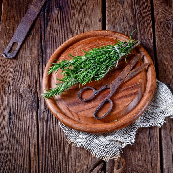 Erva Rosmarin Rosmarinus Officinalis Sobre Tábua Madeira — Fotografia de Stock