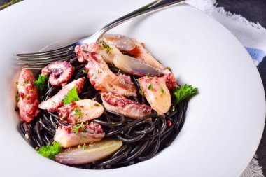 Ahtapot siyah spagetti ve sarımsak sosu ile