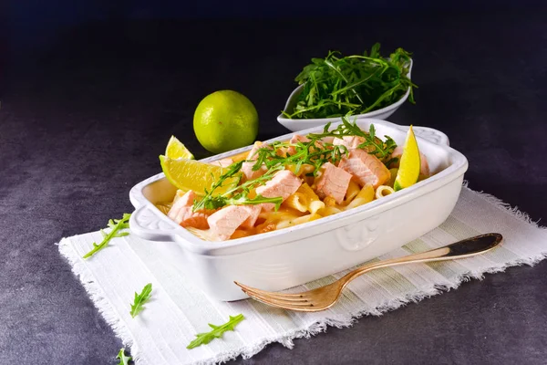 Heerlijke Zalm Met Penne Noodle Rucola — Stockfoto