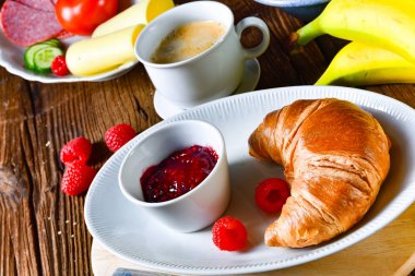 lezzetli kruvasan kahvaltı kahve ve çilek ile